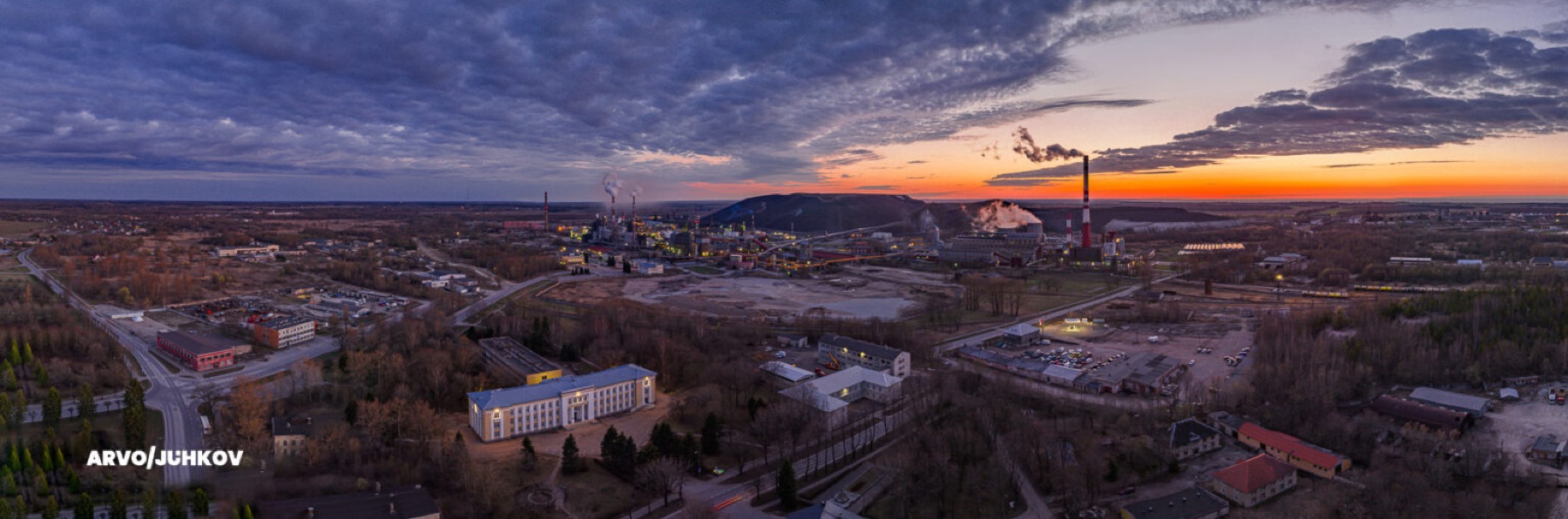 Kohtla-Järve linn ja VKG tootmisala päikeseloojangul, droonipanoraam